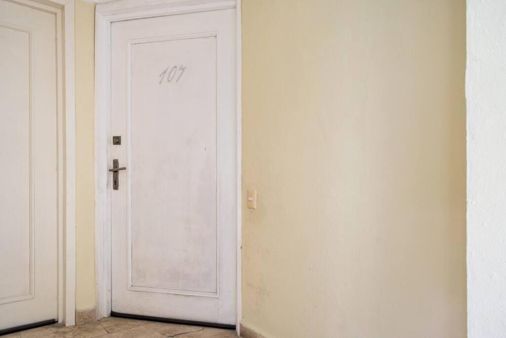 Location & Comfort In The Walled Apartamento