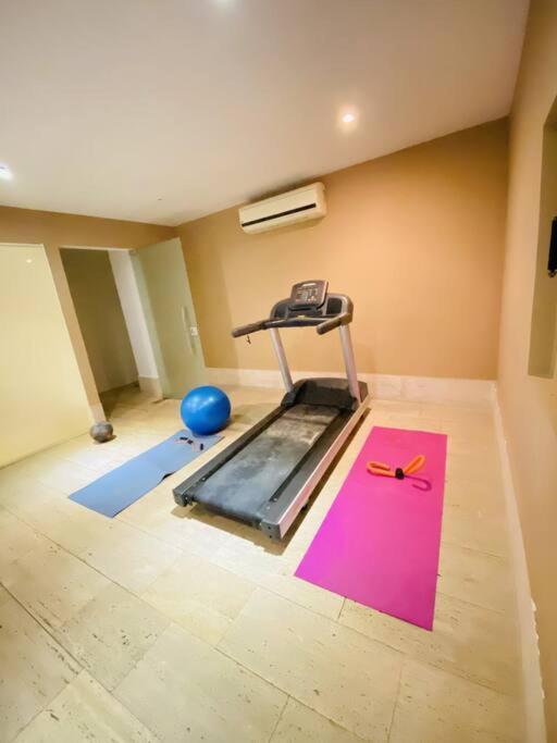 Location & Comfort In The Walled Apartamento