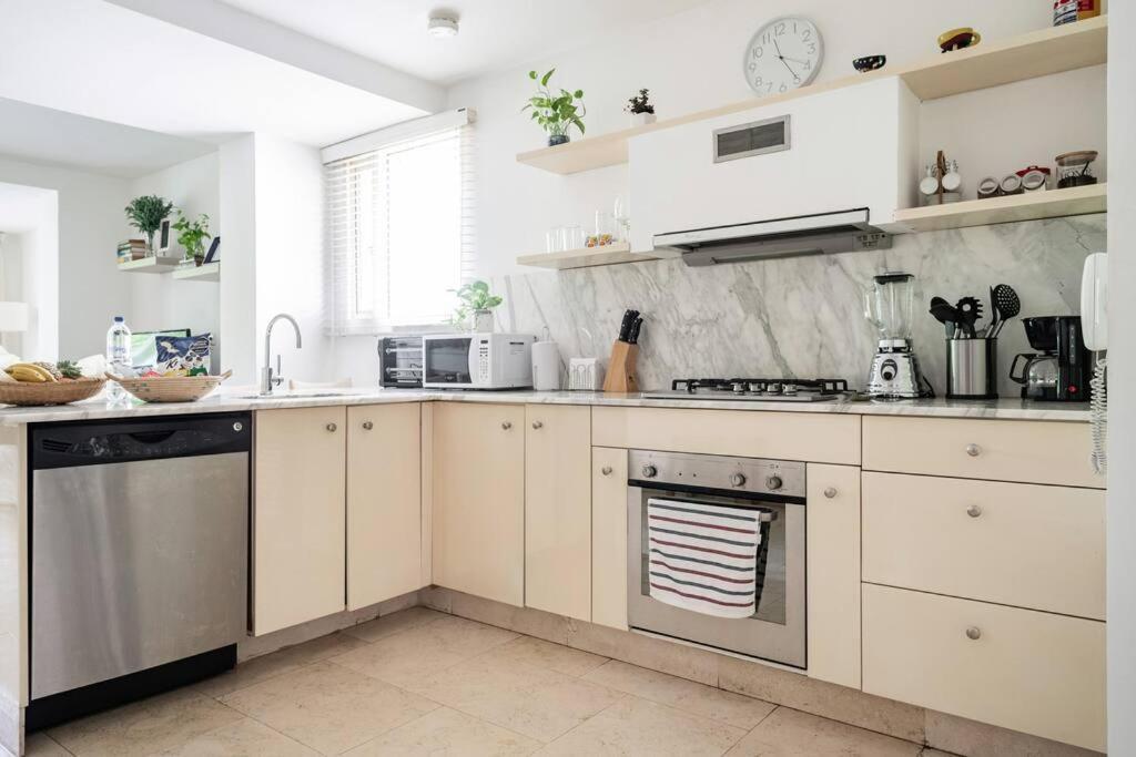 Location & Comfort In The Walled Apartamento *